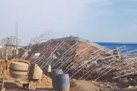 Hiện trường vụ sập tường.