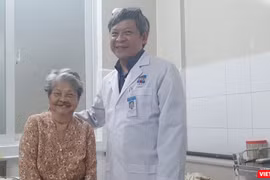 Cụ bà vui mừng khi được đi đứng trở lại. Ảnh: NT
