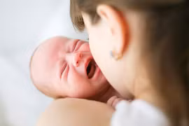 Cẩn thận khi chăm sóc trẻ sơ sinh. Ảnh: Babble