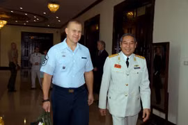 Phi công Nguyễn Đức Soát (bên phải)