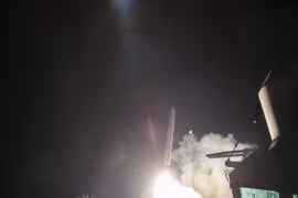 Tên lửa Tomahawk được phóng đi từ khu trục hạm Mỹ tấn công Syria hôm 6/4