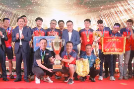 Ông Lê Quốc Minh, Ủy viên Trung ương Đảng,Tổng Biên tập Báo Nhân Dân, Chủ tịch Hội Nhà báo Việt Nam; ông Đặng Khắc Lợi, Phó Cục trưởng Cục Báo chí; ông Hồ Minh Chiến, Tổng Biên tập Tạp chí Gia đình Việt Nam trao huy chương vàng, cúp Vô địch Press Cup 2024 cho FC VOV.