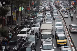 Cận Tết Nguyên đán, dòng ô tô "bao vây" xe máy trên đường phố Hà Nội