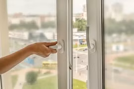 Ở phòng điều hòa quá lâu: Có nên hé cửa, bật quạt đối lưu?