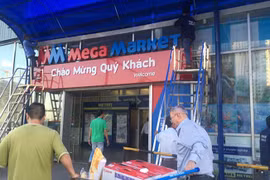 Biển hiệu Siêu thị Metro An Phú tại quận 2, TP.HCM đang được tháo dỡ, thay vào đó bằng tên MM Mega Market
