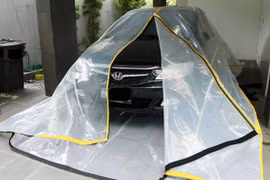 Một loại túi Carbag Floody có phản quang và mép dán ra vào dùng để chạy lũ cho xế hộp, bán tại Philippines