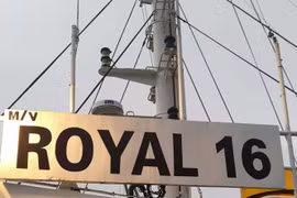 Nhóm tấn công gồm 10 người đã ập lên tàu MV Royale 16 khi tàu đang ở gần đảo Sibago.