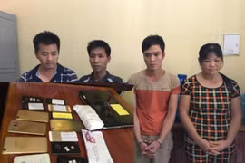 Các đối tượng cùng tang vật liên quan đến đường dây đánh bạc với hình thức cá độ bóng đá giao dịch qua mạng với số tiền gần 300 tỷ đồng- (Ảnh: Báo Giao Thông).