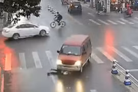 Video: Thót tim xem giải cứu cô gái bị ô tô chèn ngang người