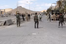 Lính Syria chơi bóng trên đường phố Palmyra sau giải phóng