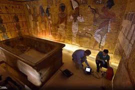 Hai kỹ thuật viên của tờ National Geographic là Eric Berkenpas và Alan Turchik làm việc bên quan tài bằng đá của vua Tutankhamun. Họ đang chuẩn bị các thiết bị radar xuyên tường để kiểm tra các bức tường trong lăng mộ. (Nguồn: Nat Geo)