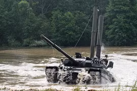 Được biết xe tăng T-72B có thể di chuyển dưới nước đến 2,5 km, ở độ sâu 5 m, và có thể sử dụng các loại vũ khí khi đang di chuyển dưới nước.