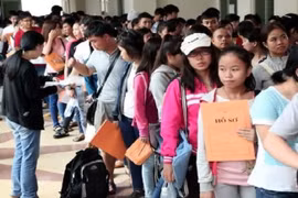 Thay vì phải xếp hàng dài chờ đến lượt, thí sinh chỉ cần gửi đi một tin nhắn là đã thực hiện xong việc nộp phí xét tuyển ĐH, CĐ.