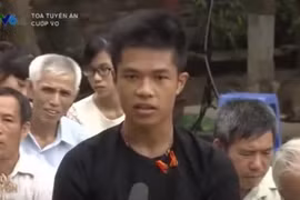 Màn đối đáp “cười ra nước mắt” của bị cáo người dân tộc