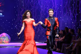 Đàm Vĩnh Hưng nồng nàn ôm Minh Tuyết