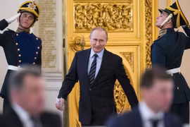 Tổng thống Vladimir Putin trước phiên họp Ban tổ chức "Chiến thắng" của Nga trong điện Kremlin