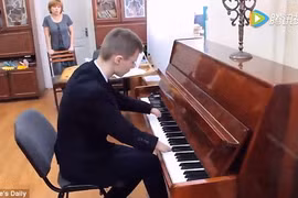 Khâm phục cậu bé không tay đánh đàn piano
