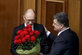 Thủ tướng Ukraina Arseniy Yatsenyuk và Tổng thống Pyotr Poroshenko tại cuộc họp đầu tiên của tân nghị viện Ukraina ở Kiev Đọc thêm: http://vn.sputniknews.com/photo/20160411/1493276.html#ixzz45XZQoavV