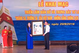 Thay mặt Lãnh đạo Bộ TT&TT, Thứ trưởng Hoàng Vĩnh Bảo trao tặng bức tranh lưu niệm cho UBND tỉnh Đắk Nông