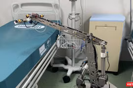 Robot đang khử trùng giường bệnh trong phòng cách ly áp lực âm tại BV Dã chiến Củ Chi (Ảnh chụp ngày 16/4/2020)