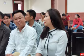 Bị cáo Vũ Thụy Hồng Ngọc (vợ cũ của BS Chiêm Quốc Thái) có mặt tại phiên xử sáng 19/6 (Ảnh: Hòa Bình) 