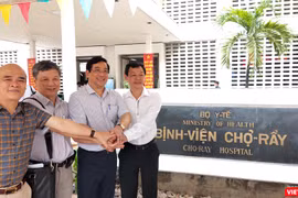 PGS.TS Lương Ngọc Khuê chúc mừng đội ngũ BS chuẩn bị tiễn bệnh nhân 91 về quê hương Anh (Ảnh: Hòa Bình)