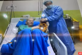 Cục trưởng Cục Quản lý Khám chữa bệnh, PGS.TS Lương Ngọc Khuê vào thăm bệnh nhân 91 (Ảnh: TH) 