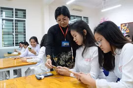 Không cấm mà cũng chẳng cho phép, Thông tư 32 đã trao quyền cho thầy cô và nhà trường cho học sinh sử dụng điện thoại trong lớp học. Ảnh: TT