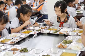 Bữa ăn trưa ngày 3/11 của học sinh Trường Tiểu học Trần Thị Bưởi (Ảnh: Minh Nhật) 