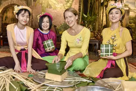 Siêu mẫu Vũ Thu Phương hào hứng hướng dẫn bạn bè quốc tế gói bánh chưng 