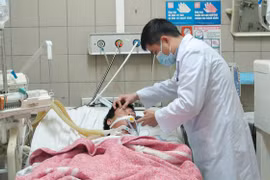 Cấp cứu bệnh nhân ngộ độc (Ảnh: Trung tâm Chống độc BV Bạch Mai)