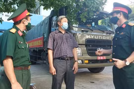 Thứ trưởng Bộ Y tế Nguyễn Trường Sơn đã đi kiểm tra công tác tiếp nhận, sắp xếp kho tiền phương phòng chống dịch COVID-19 khu vực miền Trung (Ảnh: Anh Văn) 
