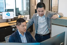 Trần Đặng Minh Trí và Trần Đặng Đình Áng (đeo kính), hai anh em người Việt Nam sáng lập nên startup Harrison.ai tại Úc.