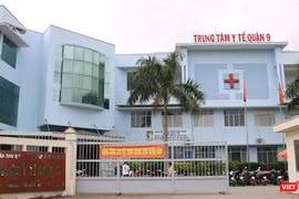 Lực lượng chức năng đã đưa nam thanh niên nhập cảnh trái phép vào cách ly tại Trung tâm y tế quận 9 (Ảnh: SYT) 