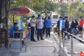 Chỉ còn các SV tình nguyện được phép vào khu vực cách ly để tập huấn (Ảnh: Hòa Bình) 