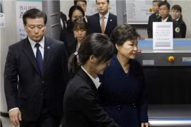 Cựu tổng thống Hàn Quốc Park Geun-hye rời khỏi Tòa án Quận Trung tâm Seoul vào tối 30.3. Ảnh REUTERS