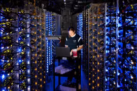 Trung tâm dữ liệu của hãng Google đặt tại The Dalles, tiểu bang Oregon, xử lý hàng trăm triệu lệnh tìm kiếm mỗi ngày trên mạng Internet. Ảnh AFP