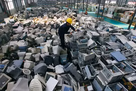 Sắp xếp máy tính bỏ đi ở một nhà máy tái chế rác thải điện tử mới mở ở Vũ Hán, Trung Quốc. Ảnh: Reuters