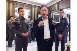 Tướng Winai Thongsong trình diễn đầu đọc thẻ căn cước. Ảnh: The Nation