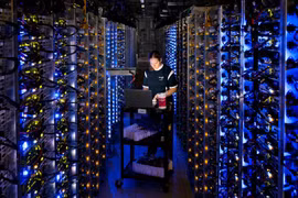 Bên trong Trung tâm dữ liệu của Google tại The Dalles, Oregon. Ảnh: Google