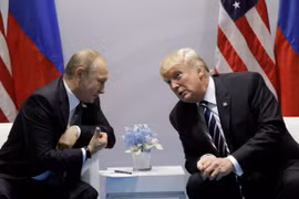 Tổng thống Mỹ Donald Trump gặp người đồng cấp Nga Vladimir Putin bên lề Hội nghị G20. (Nguồn: Business Insider)
