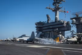 Máy bay F 18 cất cánh từ trên tàu sân bay Carl Vinson