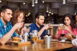 Nhiều người đã cảm nhận thấy 'nomophobia' khi họ cố gắng trò chuyện với một ai mà người đó cứ dán mắt vào smartphone hoặc đơn giản cứ cầm nó trên tay, một điều vừa mất lịch sự vừa phí thời gian. Ảnh Dreamstime/TNS