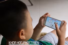 Bé Nguyễn Nam Anh (4 tuổi, Hà Nội) đang học tiếng Anh trên phần mềm Monkey junior. Ảnh: Thanh Hằng. 