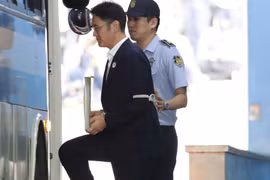 Ông Lee Jae Yong bị cảnh sát áp giải lên xe