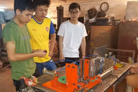 Nhóm tác giả với 1 thiết bị trong hệ thống cấp phôi tự động cho xây chuyền sản xuất đồ dùng inox trong nhà bếp. ẢNH: NHÂN VẬT CUNG CẤP