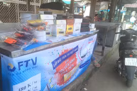 Đầu thu truyền hình được bày bán ở chợ Hòa Lạc, xã Định An, huyện Lấp Vò, Đồng Tháp. Ảnh: Thành Thắng 