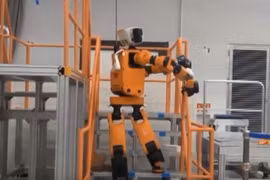 Mẫu robot cứu hộ phản ứng khẩn cấp E2-DR với lớp áo màu cam đặc trưng