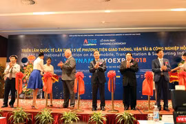 Đại diện các Bộ ngành cắt băng khai trương triển lãm Vietnam AutoExpo 2018. 
