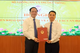 Thứ trưởng Phạm Anh Tuấn trao quyết định cho ông Lã Hoàng Trung. Ảnh MIC.